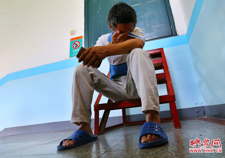 爺爺通過電話告知守護小龍的奶奶，大龍手術(shù)成功后喜極而泣