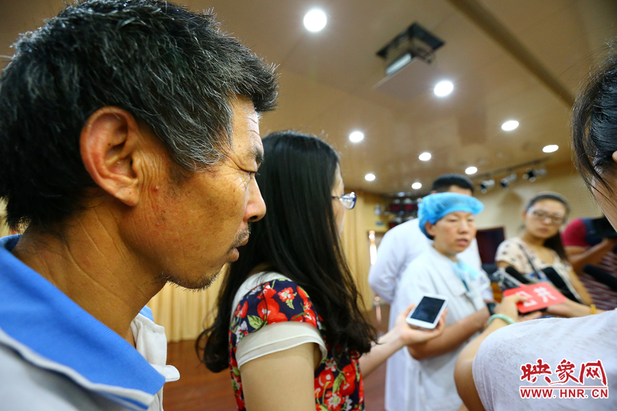 大龍的爺爺在記者采訪醫(yī)生的時候，在一旁默默的聽著病情介紹