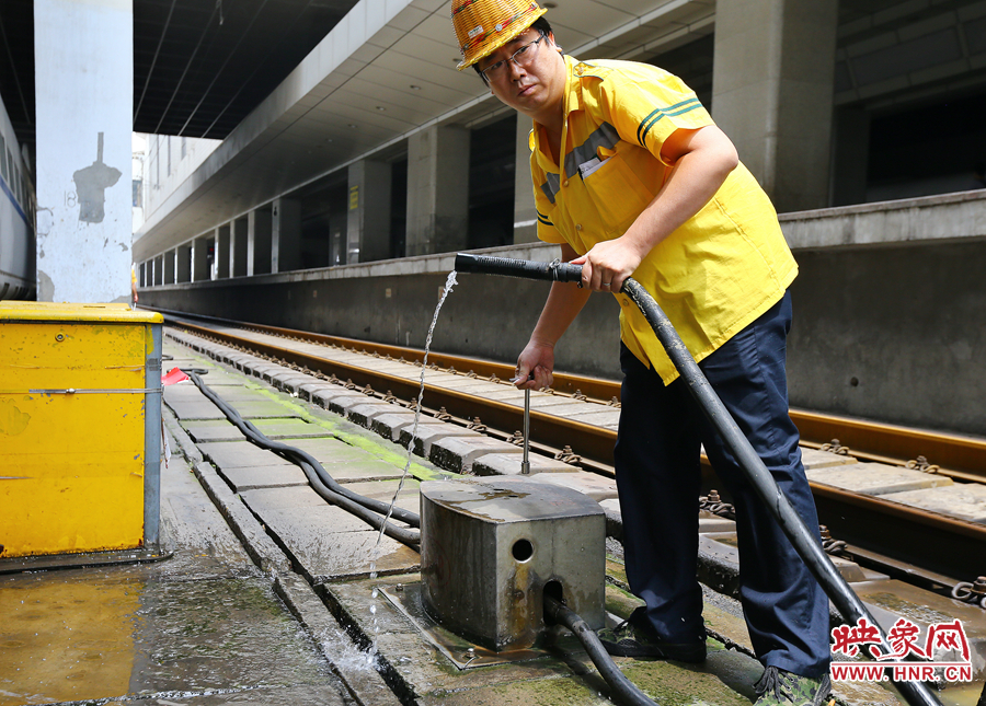 高溫下的河南表情之二:鄭州火車站上水工 高溫下的河南表情之二:鄭州火車站上水工