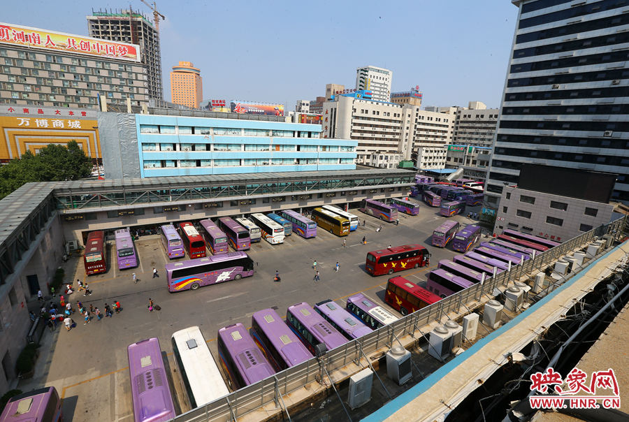 不大的停車場內，每天都有上千輛長途車需要調度員指揮協(xié)調