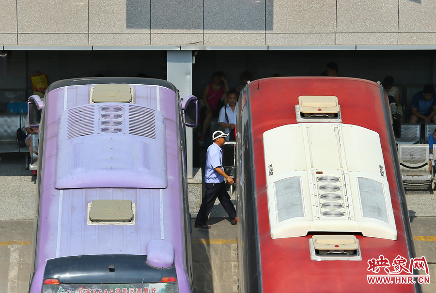 調度員的身影，在客車間不停穿梭