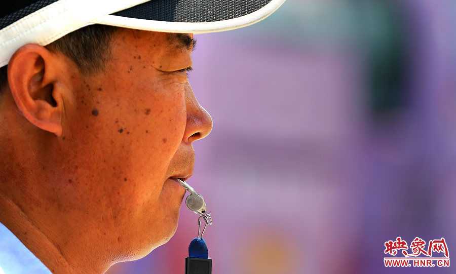 嘴中的口哨不停的響起，一個班下來口干舌燥是家常便飯