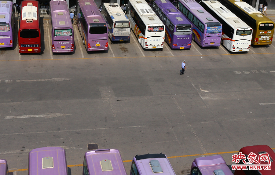 在不大的車站內，幾十輛客車不停運轉的發(fā)動機，使得場站內溫度居高不下