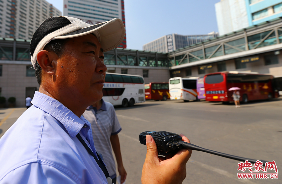 黑紅色的皮膚，是高溫戶外工作者最顯著的“標識”