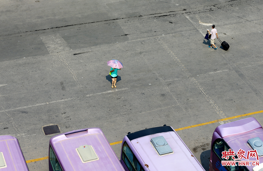酷暑的陽光，常常曬化車站內地面的瀝青，乘車的旅客都是匆匆而過，不愿過多停留。