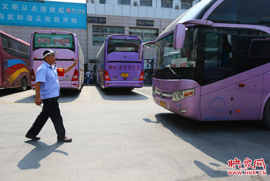 龐大的長途客車，在調度員的指揮下井井有條
