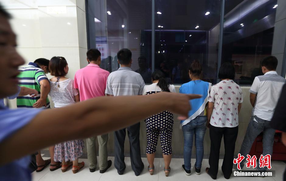 7月24日晚,南京警方將抓獲的以福建、江西、河南、湖北、黑龍江等多個外省市的涉及傳銷人員集中帶回。