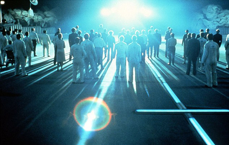 攝影師拍攝到的圖片看上去像科幻電影《第三類接觸》中外星人登陸地球的畫面。