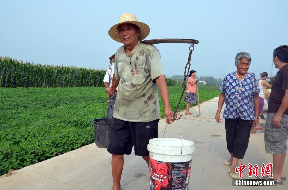 每天排隊取水，廢水循環(huán)使用已成為該村老少的生活習(xí)慣。