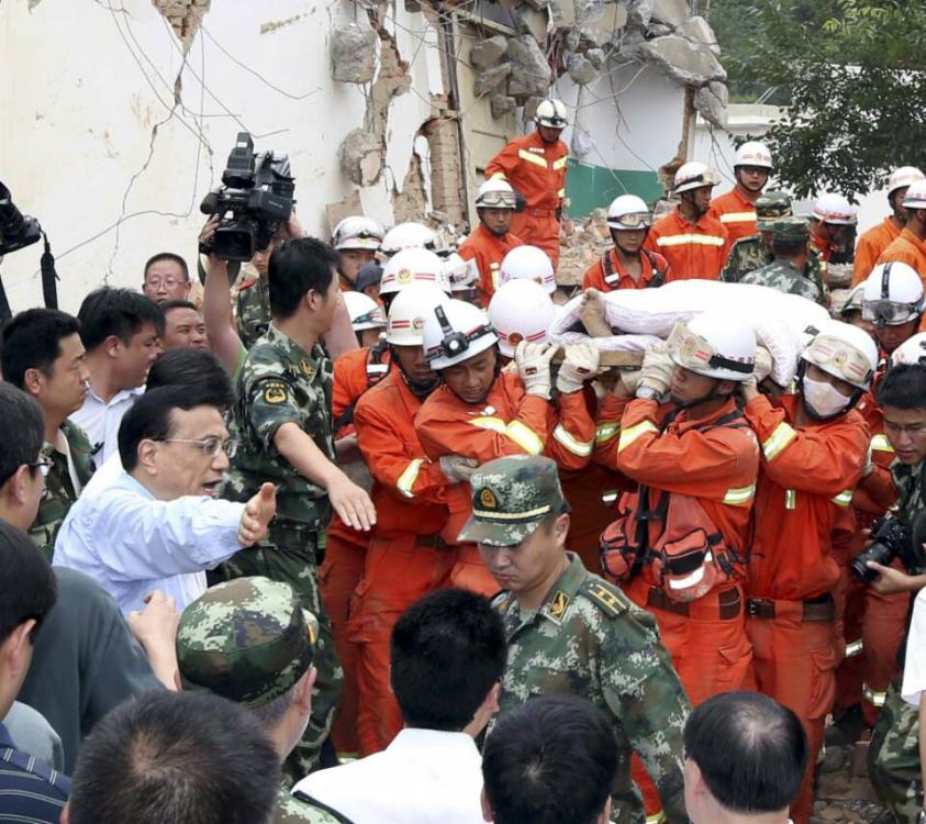 李克強(qiáng)總理察看震中災(zāi)情為生命讓路 李克強(qiáng)總理察看震中災(zāi)情為生命讓路