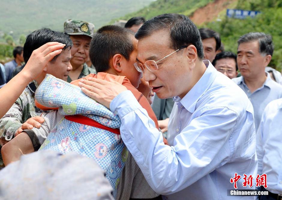 李克強(qiáng)總理察看震中災(zāi)情為生命讓路 李克強(qiáng)總理察看震中災(zāi)情為生命讓路