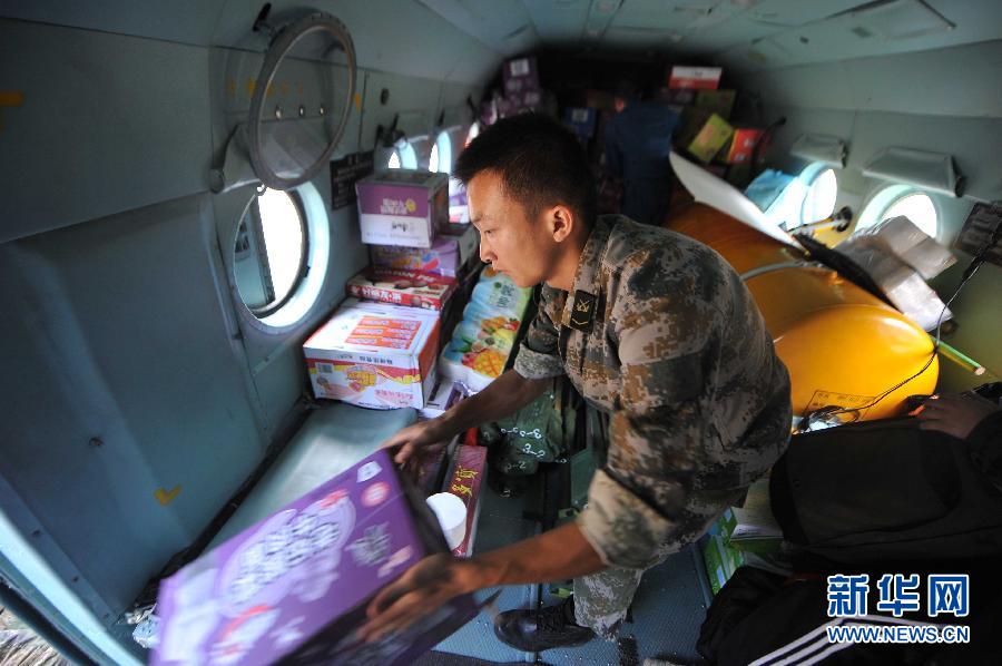  8月5日，在魯?shù)榭h龍頭山鎮(zhèn)，部隊(duì)官兵從直升機(jī)上卸載救災(zāi)物資。