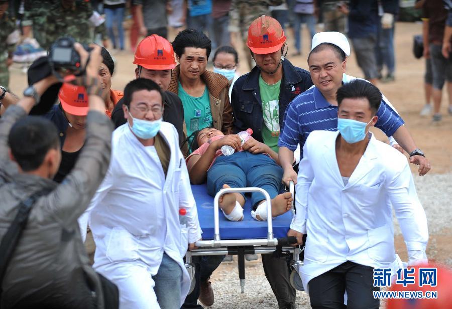 8月5日，在魯?shù)榭h龍頭山鎮(zhèn)，醫(yī)護(hù)人員準(zhǔn)備將傷員轉(zhuǎn)運(yùn)到直升機(jī)。