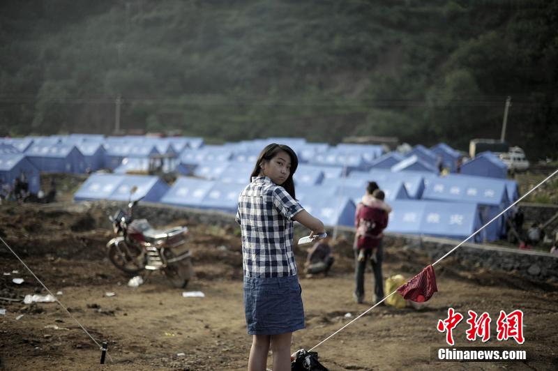 云南昭通龍頭山鎮(zhèn)受災(zāi)群眾安置點，上千災(zāi)民被安置在此，開始新的生活。