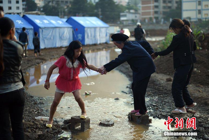 2014年8月6日，云南魯?shù)辇堫^山災(zāi)區(qū)，民眾暫居帳篷。