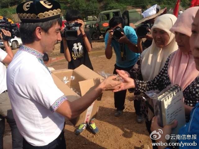 　“切糕王子”阿迪力帶著重達(dá)5噸、價(jià)值50萬元的切糕于7日下午抵達(dá)魯?shù)榈卣鹫鹬旋堫^山鎮(zhèn)。