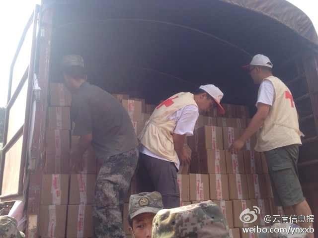 第14集團(tuán)軍官兵協(xié)助阿迪力將1100余箱切糕從貨車上卸下。