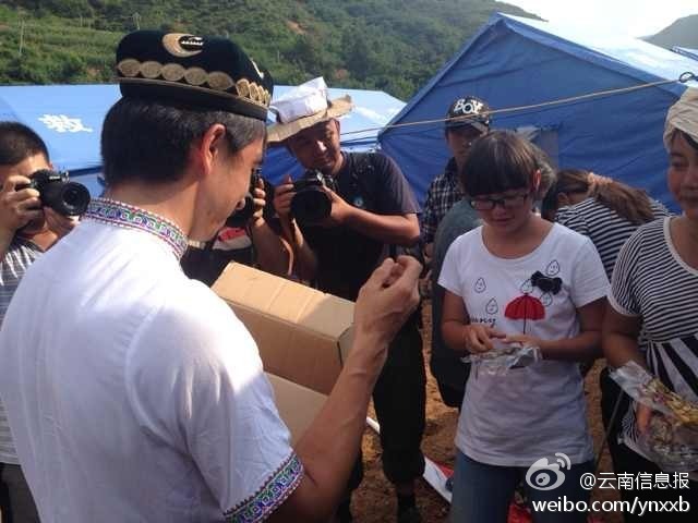 “切糕王子”阿迪力帶著重達(dá)5噸、價(jià)值50萬元的切糕于7日下午抵達(dá)魯?shù)榈卣鹫鹬旋堫^山鎮(zhèn)。