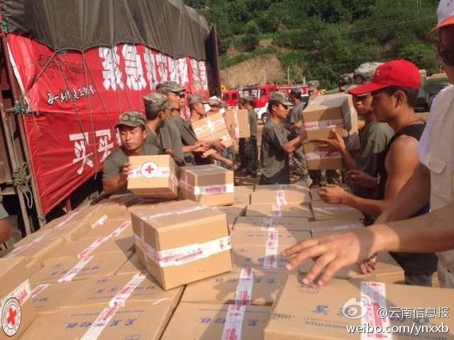 第14集團(tuán)軍官兵協(xié)助阿迪力將1100余箱切糕從貨車上卸下。