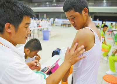 　南京天氣炎熱，地表溫度有時(shí)達(dá)到40℃以上，烈日下孩子們的衣服濕了又干、干了又濕。
