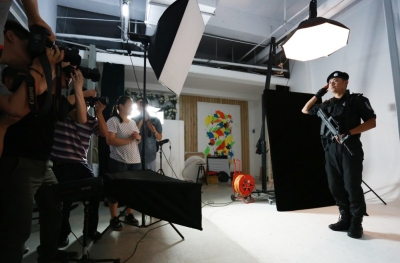 拍起大片來，特警也是一絲不茍。