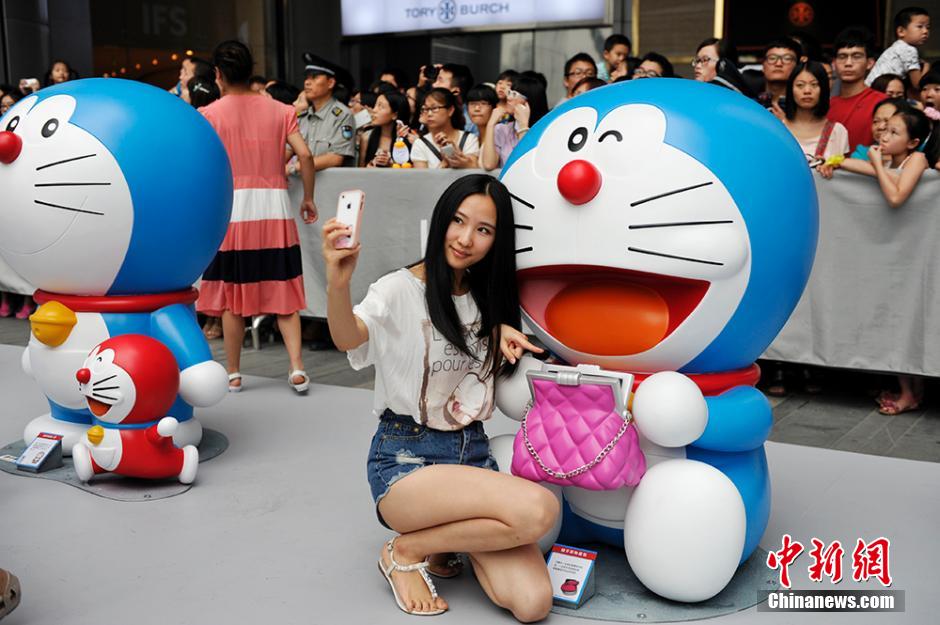 圖為成都民眾與哆啦A夢合影留念。