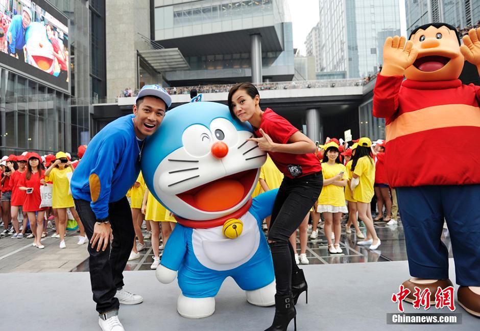 圖為何韻詩、周柏豪與哆啦A夢合影。