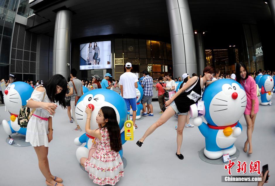 圖為成都民眾與哆啦A夢合影留念。