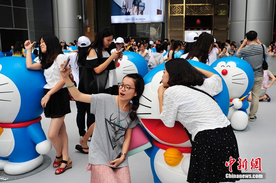 圖為成都民眾與哆啦A夢合影留念。