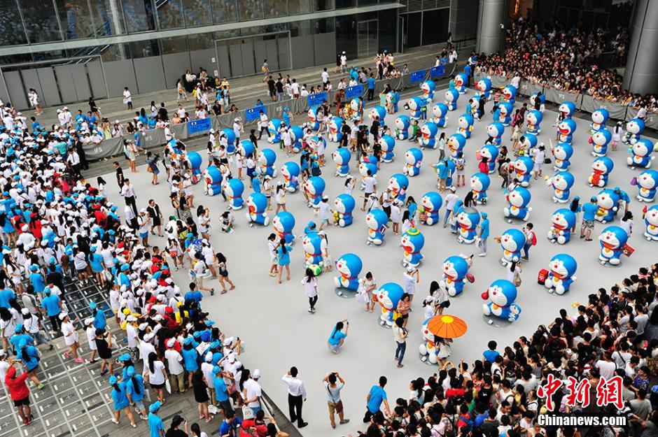 圖為成都民眾狂熱追捧哆啦A夢。