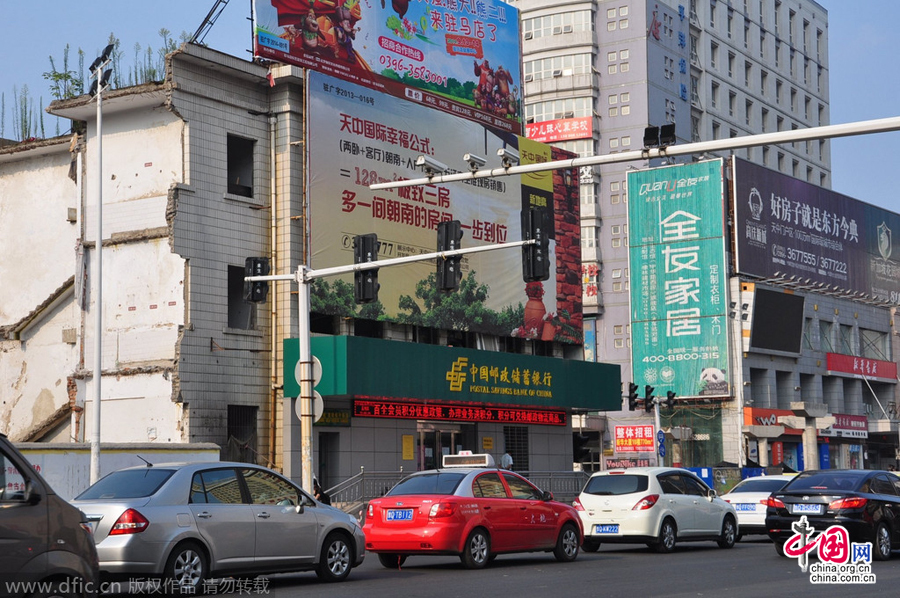 茶余飯后,人們談?wù)撟疃嗟木褪沁@座堅(jiān)挺的小樓。