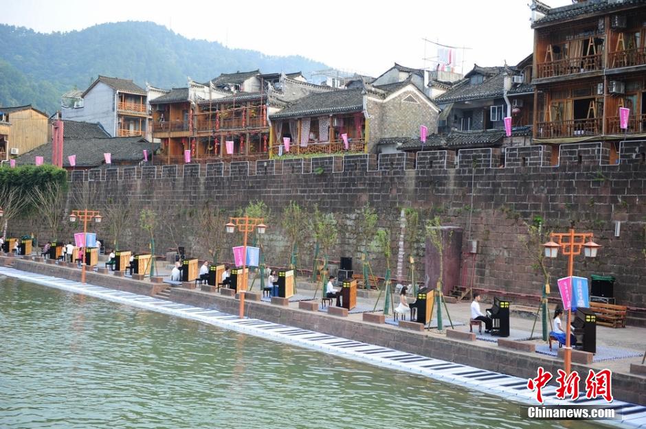 鳳凰偶遇節(jié)上演“冰桶挑戰(zhàn)” 直升機(jī)低空潑水 鳳凰偶遇節(jié)上演“冰桶挑戰(zhàn)” 直升機(jī)低空潑水