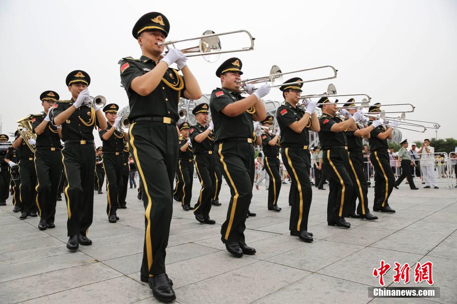 外國(guó)中央樂(lè)團(tuán)鳥(niǎo)巢前大跳《江南Style》 外國(guó)中央樂(lè)團(tuán)鳥(niǎo)巢前大跳《江南Style》