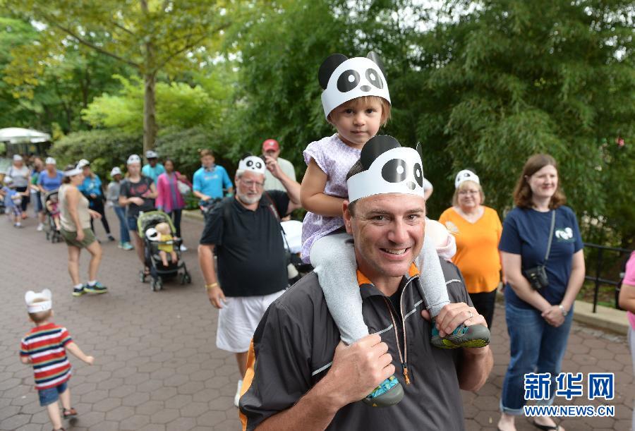 8月23日,在美國(guó)華盛頓的國(guó)家動(dòng)物園,人們排隊(duì)參加大熊貓“寶寶”的慶生活動(dòng)。