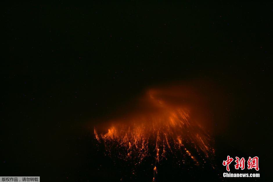 當(dāng)?shù)貢r(shí)間8月24日，厄瓜多爾通古拉瓦火山噴發(fā)，熔巖噴出宛如末世。