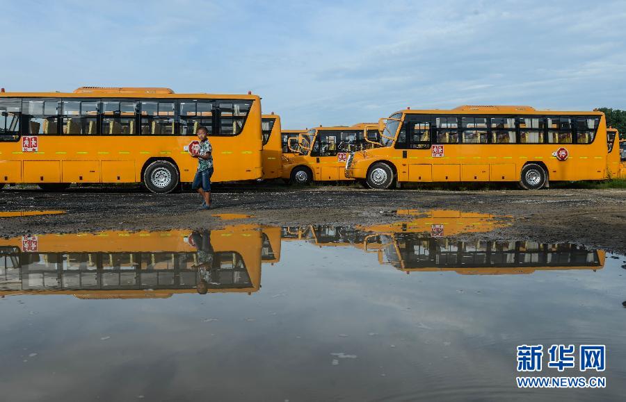 8月29日，溫嶺市城西街道芷勝莊村一名小男孩從閑置的校車邊走過。