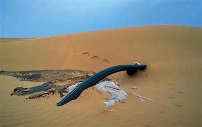 騰格里沙漠遭工業(yè)污染 騰格里沙漠遭工業(yè)污染