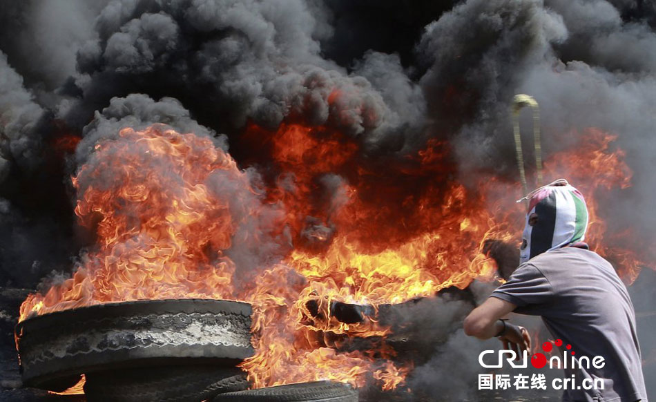 巴勒斯坦示威者與以色列軍方發(fā)生沖突 巴勒斯坦示威者與以色列軍方發(fā)生沖突