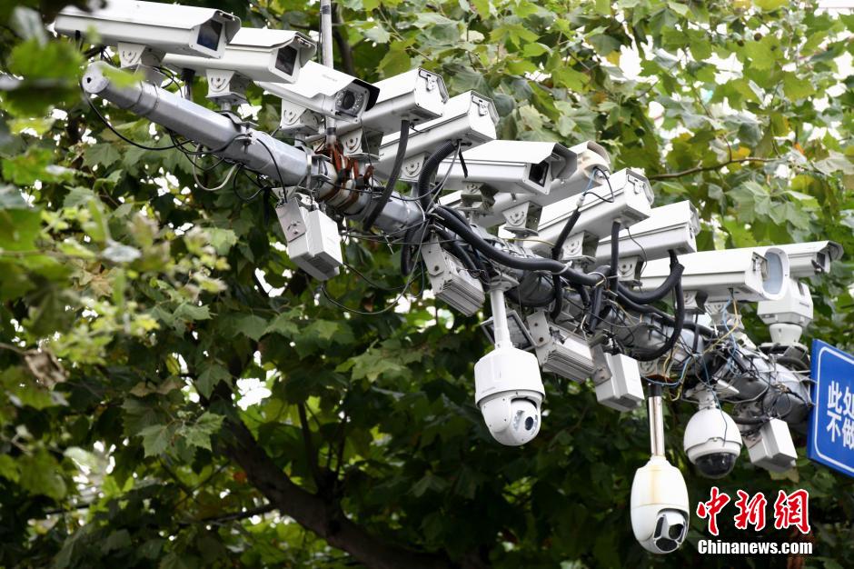 青島現(xiàn)最牛監(jiān)視設(shè)備 一根桿上架有19個(gè)探頭 青島現(xiàn)最牛監(jiān)視設(shè)備 一根桿上架有19個(gè)探頭