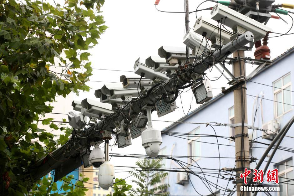 青島現(xiàn)最牛監(jiān)視設(shè)備 一根桿上架有19個(gè)探頭 青島現(xiàn)最牛監(jiān)視設(shè)備 一根桿上架有19個(gè)探頭