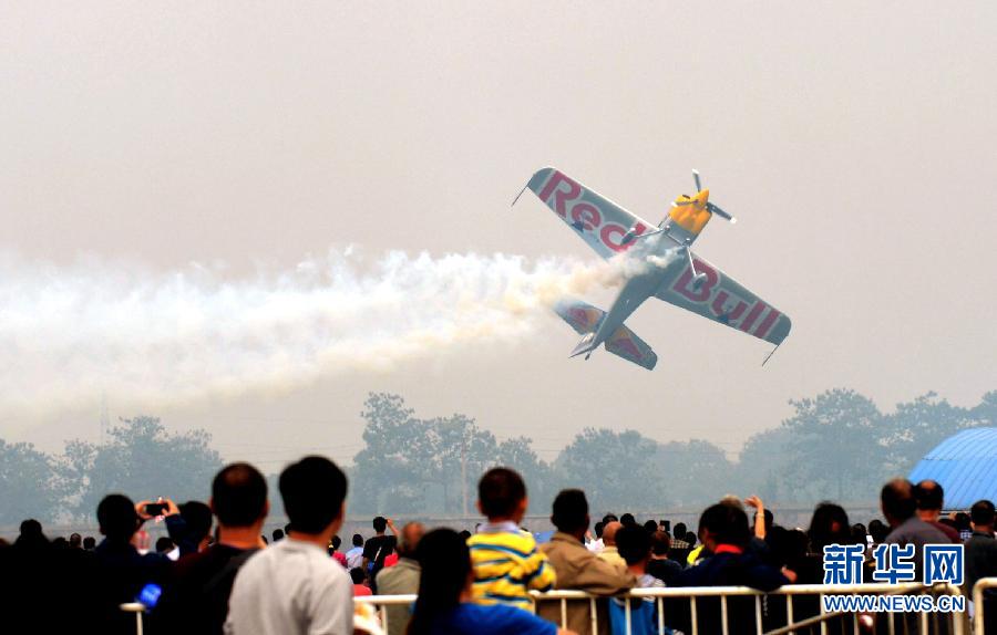 　9月13日，特技隊(duì)員在進(jìn)行空中飛行表演。