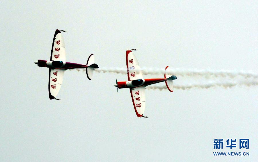 9月13日，特技隊(duì)員在進(jìn)行空中飛行表演。