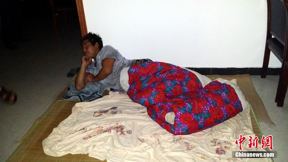 9月22日晚，在象山高塘島鄉(xiāng)的烏巖頭村的農(nóng)民安置點(diǎn)里，70多名外來(lái)務(wù)工人員正在休息。