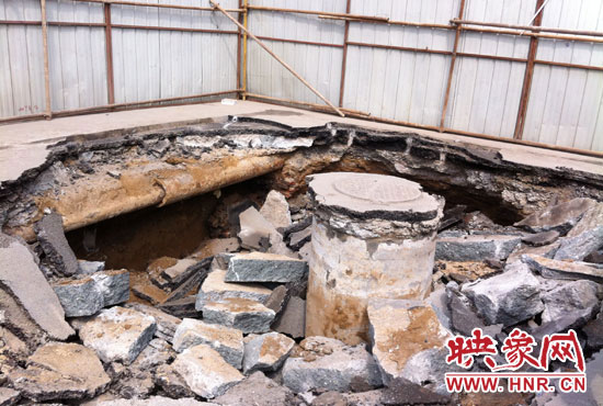 此次路面塌陷的直徑約為3米，深度有2米左右，坑內(nèi)布滿了碎石，路面下方20厘米左右。