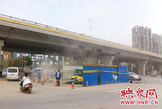 施工單位對塌陷處進行路面切割，造成路面塵土飛揚。