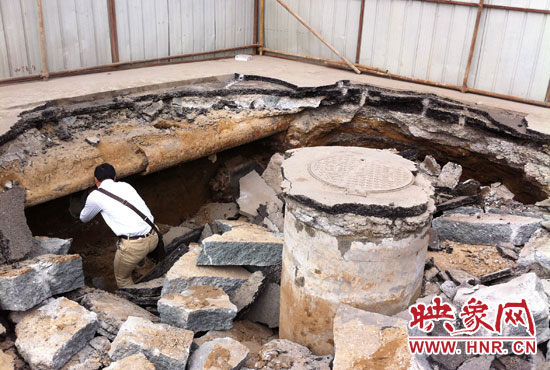 有工作人員下到坑內(nèi)進行檢查，但拒絕透露具體工作單位。