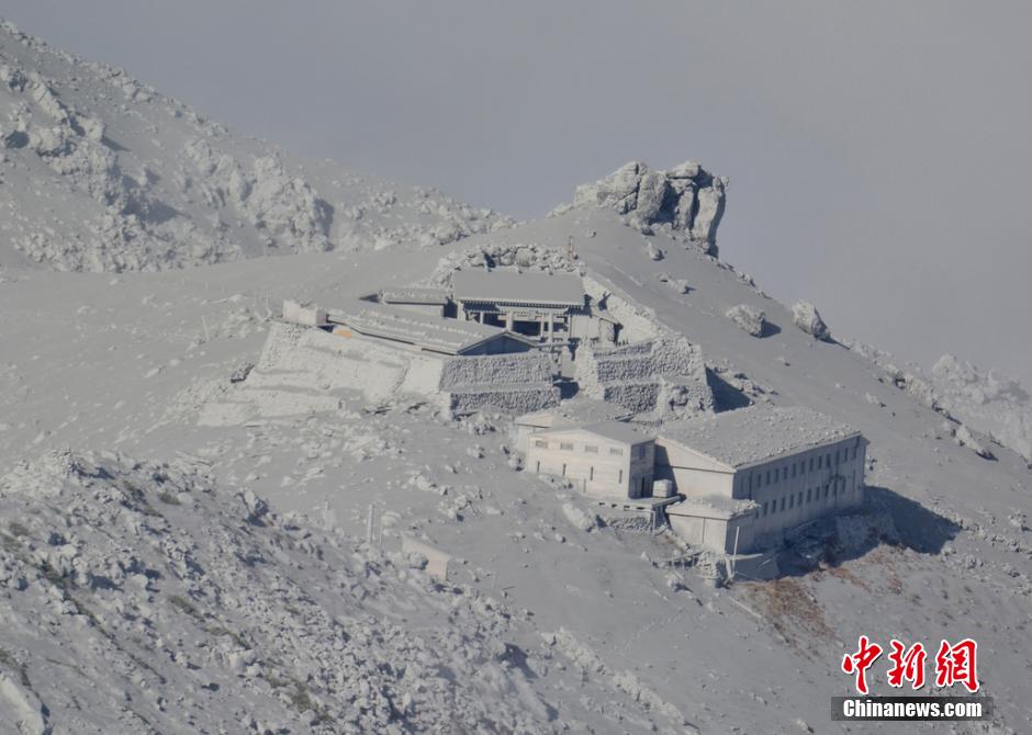 當(dāng)?shù)貢r(shí)間2014年9月27日，日本中部御岳山發(fā)生噴發(fā)，或已造成數(shù)人受傷。