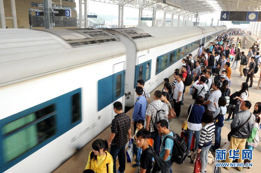10月6日，在安徽銅陵火車站，大批旅客在站臺(tái)上等候乘車。