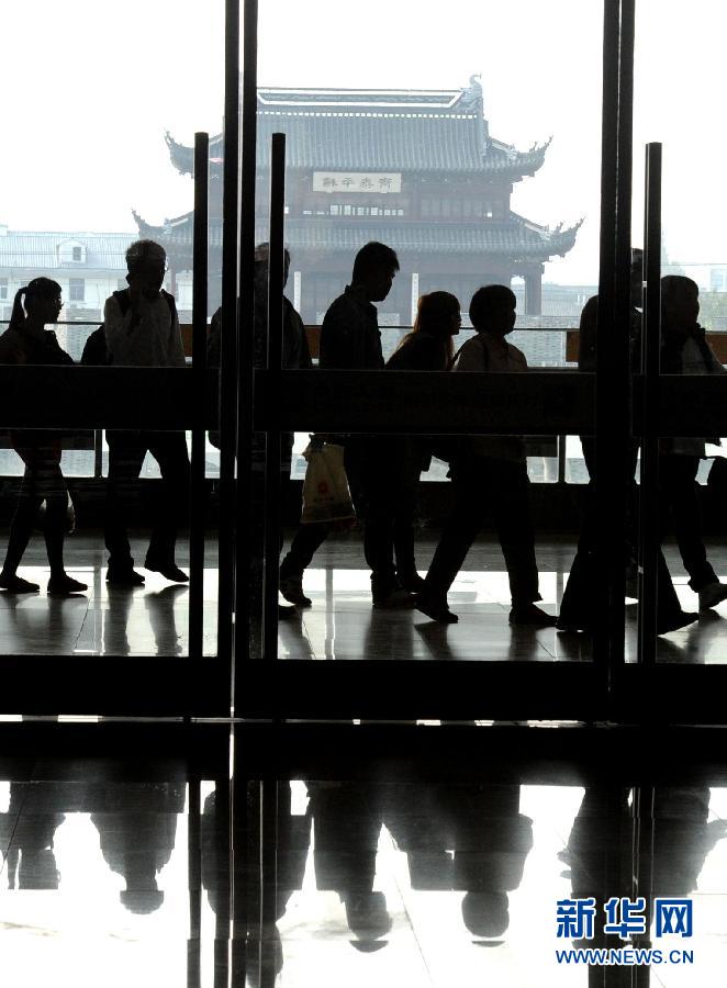 10月6日，旅客排隊(duì)進(jìn)入蘇州火車站二樓候車大廳。
