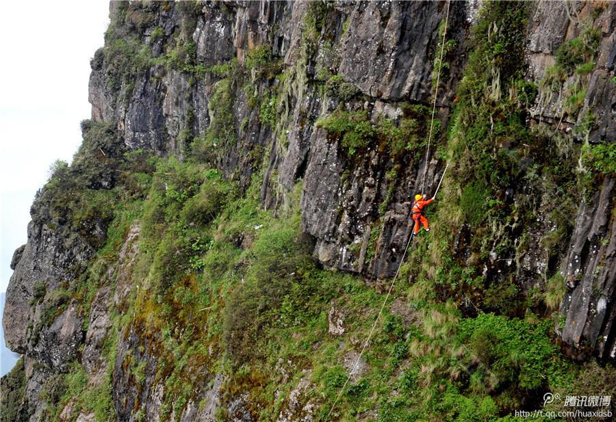 在峨眉山金頂，彭文才是護(hù)欄以外和懸崖區(qū)域唯一的清潔工。